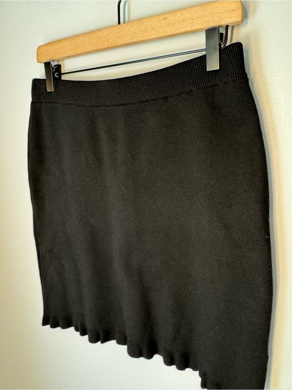 PILCRO Modern Knit Black Stretchy Mini Tube Skirt Scalloped Ruffle Hem Sz M - Picture 4 of 9